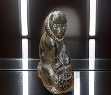 Statua inuit pescatore intaglio pietra sapone 7" arte eschimese Canada vintage