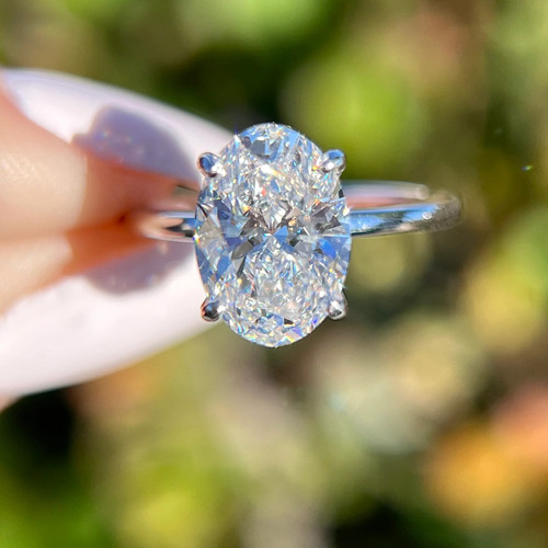 Anello ovale con diamanti