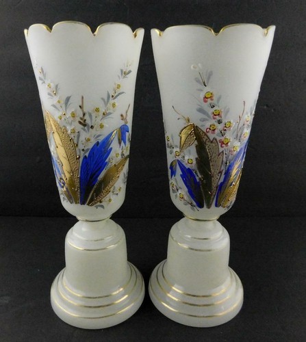 Pair antique white - of, satin