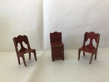 VECCHI MOBILI PER BAMBOLA ARREDAMENTO  MINIATURA SEDIA COMò IN LEGNO.