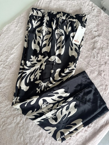Pantalón negro con - , estampado