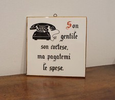Cortesia e Telefonia. Piastrella in ceramica anni '60. Telefono. Arredamento.   