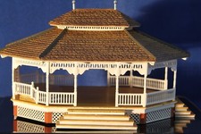 Grand Gazebo - Costruito e pronto con illuminazione a LED - Scala HO - BR5035