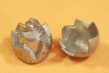 Uovo in miniatura con pulcino