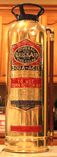 Antico estintore vintage "QuickAid Fire Guard" ottone rame lucido