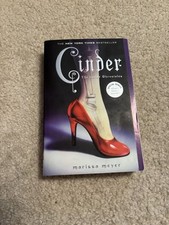 Cinder : Book One of the Lunar