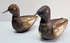 Coppia di anatre in legno vintage, intagliate a mano, ottone e rame