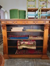 Libreria Neorinascimento in legno di noce con interno in lacca scura.