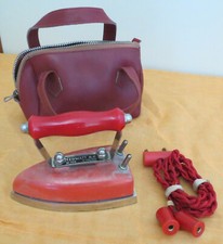 VECCHIO FERRO DA STIRO DA VIAGGIO, CON BORSETTA, MARCA NEOWATT (TA17)