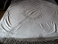 Copritavolo Rotondo Ricamato Con Inserti All'uncinetto