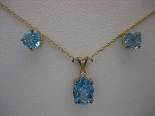 Set collana e orecchini in oro 18 carati con topazio blu svizzero e accento di diamanti