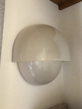 Lampada parete "Mania" di Artemide, design Magistretti, policarbonato opalino.