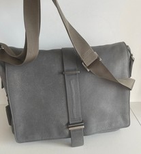 Particolare  messenger  organizzatissima  in pelle grigia    Piquadro