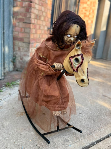Creepy haunted girl cavallo - girl, a