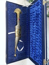 Una bella presentazione placcata oro argento ad un pugnale Jordan Shabria Shamshir