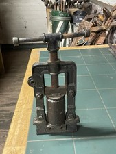 Antica pressa per palline da