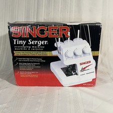Singer Tiny Serger Overedge Machine scatola originale pedale manuale completo non testato