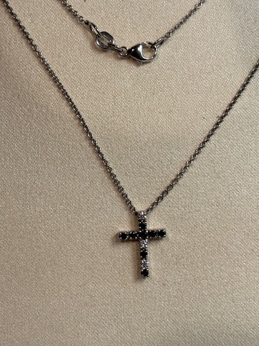 Collana con croce firmata