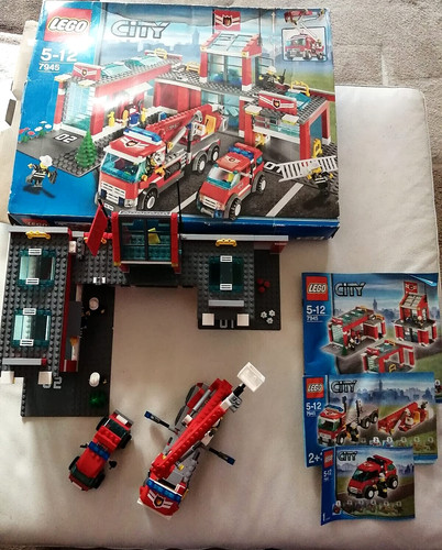 Lego 7945 100 complete with - complete,