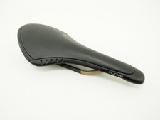 Sella bici da strada Fizik Curve Soft Snake 135 mm x 295 mm nera con guide Mobius