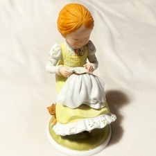 Statuina porcellana vintage 1974 Holly Hobbie ragazza ricamata con gatto