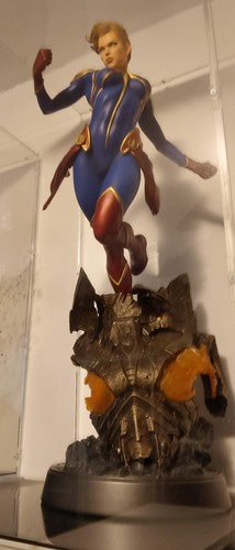 Sideshow statue captain marvel - sideshow,