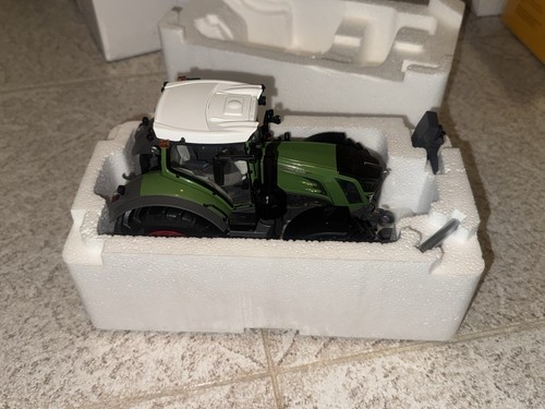 Modellino trattore agricolo