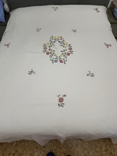 Stupenda Coperta  Matrimoniale In Piquet Di Cotone Ricamata A Mano Con Smerli