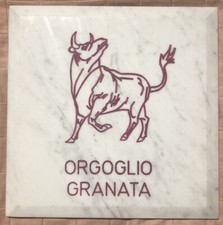 Pezzo unico-lastra in marmo bianco con inciso Toro e scritta 