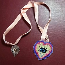 Scapolare ricamato – Amuleto