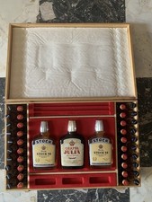 Cofanetto in legno da collezione con bottiglie di Stock 84 Brandy e grappa Julia