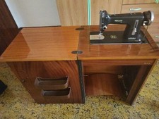 Macchina da cucire Necchi vintage inserita nel suo mobilettto di legno marrone.