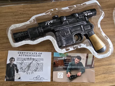 Pistola laser ALDEN EHRENREICH firmata Star Wars HAN SOLO autentica firma COA