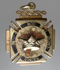 Medaglia massonica in oro titolo 14 KT e smalti, apribile con incisioni 21,6 gr