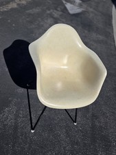Sedia a secchiello Eames Herman Miller 1960 pergamena bianca con guscio in fibra di vetro con etichette