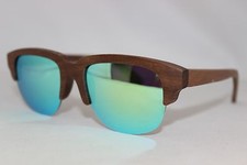 Occhiali da sole in legno