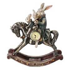 Statua coniglio a cavallo orologio in resina personaggio di Alice nel paese 