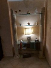 libreria con colonne e vetro