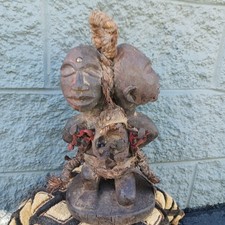 Figura in ginocchio Nkisi a