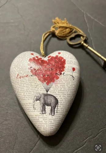 Love carries all art elefante - love,