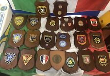 COLLEZIONE 21 CREST CON PACH POLIZIE NEL MONDO. ORIGINALI SU LEGNO
