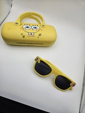 Occhiali da sole e custodia