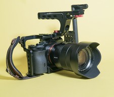 Fotocamera Sony a7S con obiettivo zoom Sony FE 4/24-70 e cage Varavon