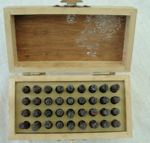Set timbri punzonati lettere - , e