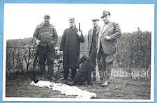 Foto, 4 Jäger mit Jagdhund