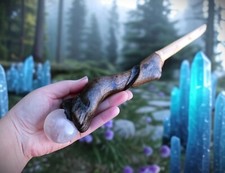 Bacchetta/athame in legno di nocciola contorta con sfera in cristallo di quarzo aura