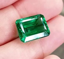 Smeraldo naturale a forma di