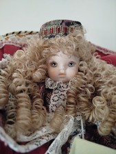 CAPODIMONTE Bambola porcellana