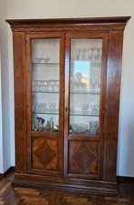 Credenza con vetrinetta arte povera in noce con 6 ripiani