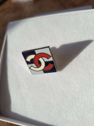 Chanel rara spilla colorata